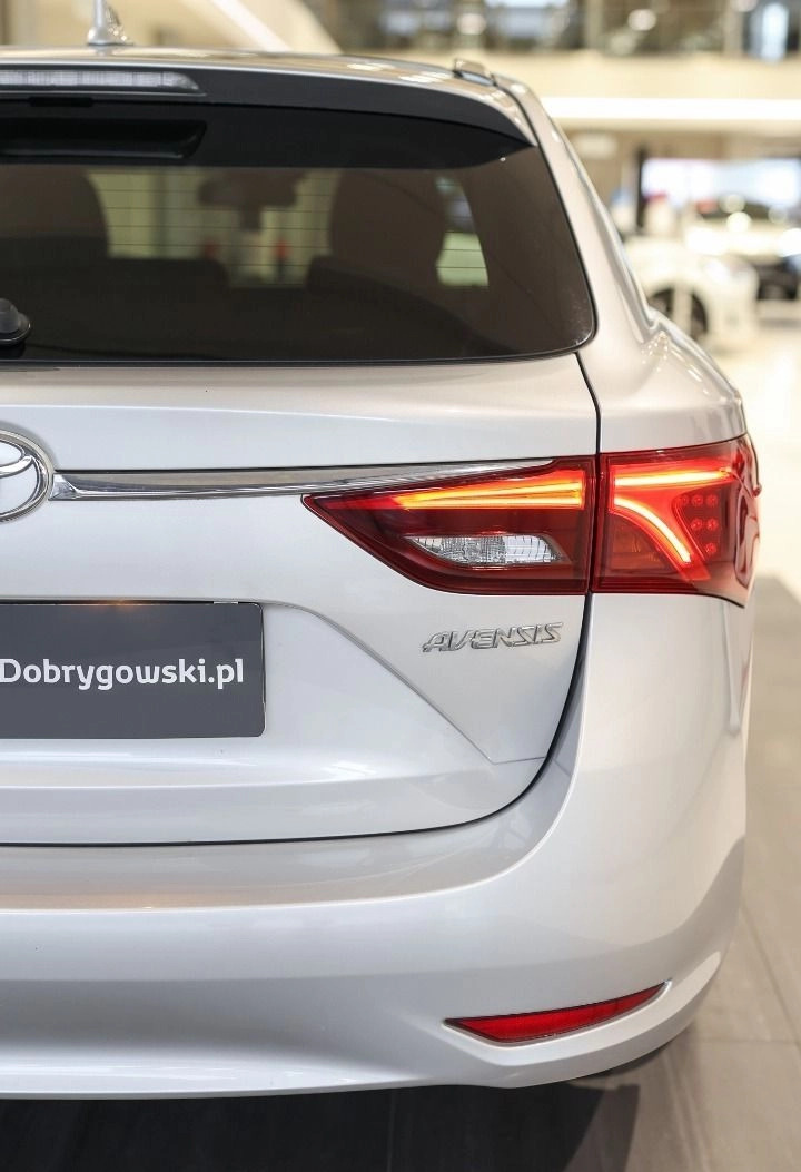 Toyota Avensis cena 78850 przebieg: 101018, rok produkcji 2018 z Przedbórz małe 596